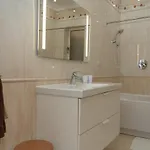Sea-view 2 Bedroom -sleeps 6
