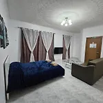 Sea-view 2 Bedroom -sleeps 6 *