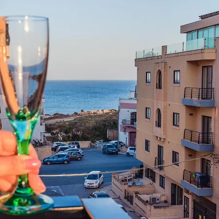 Sea-view 2 Bedroom -sleeps 6 Apartment