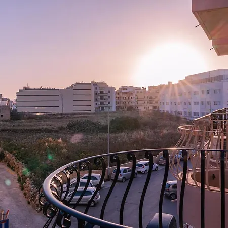 Sea-view 2 Bedroom -sleeps 6 *