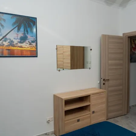 Апартаменты Sea-view 2 Bedroom -sleeps 6 *