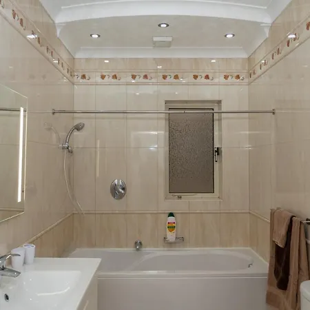 Sea-view 2 Bedroom -sleeps 6