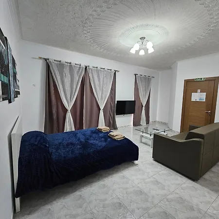 Sea-view 2 Bedroom -sleeps 6 *