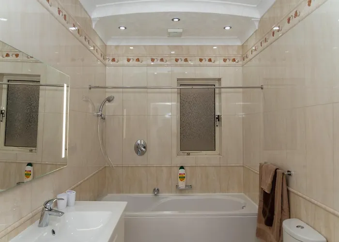 Sea-view 2 Bedroom -sleeps 6