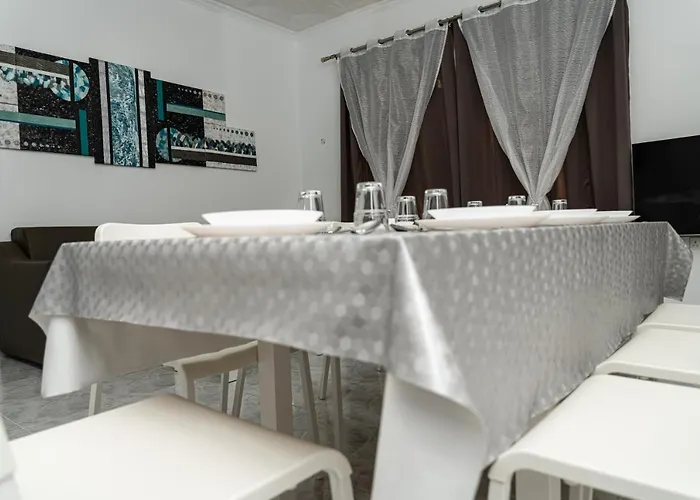 Sea-view 2 Bedroom -sleeps 6 Apartment Marsaskala