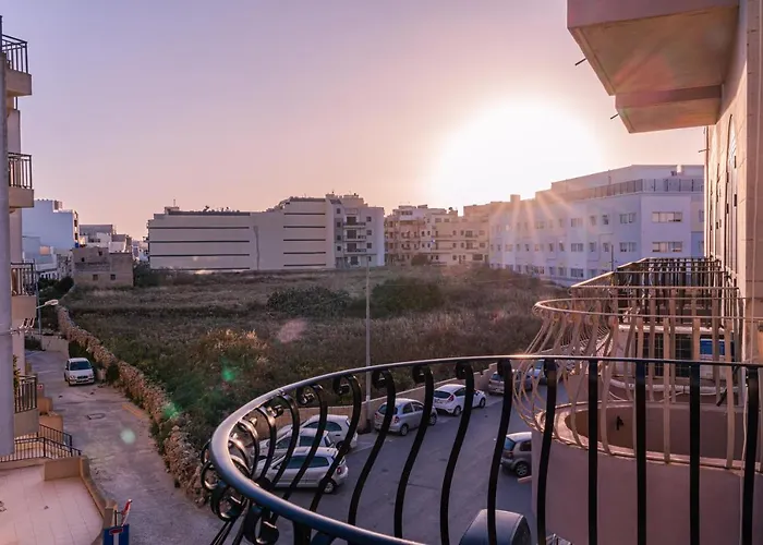 Sea-view 2 Bedroom -sleeps 6 *