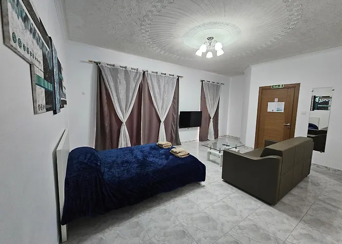 Sea-view 2 Bedroom -sleeps 6 *